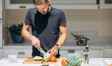 Un homme cuisine dans la cuisine